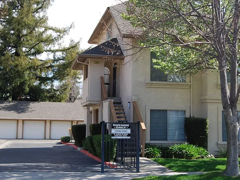 589 Rose Ave — Photo 2