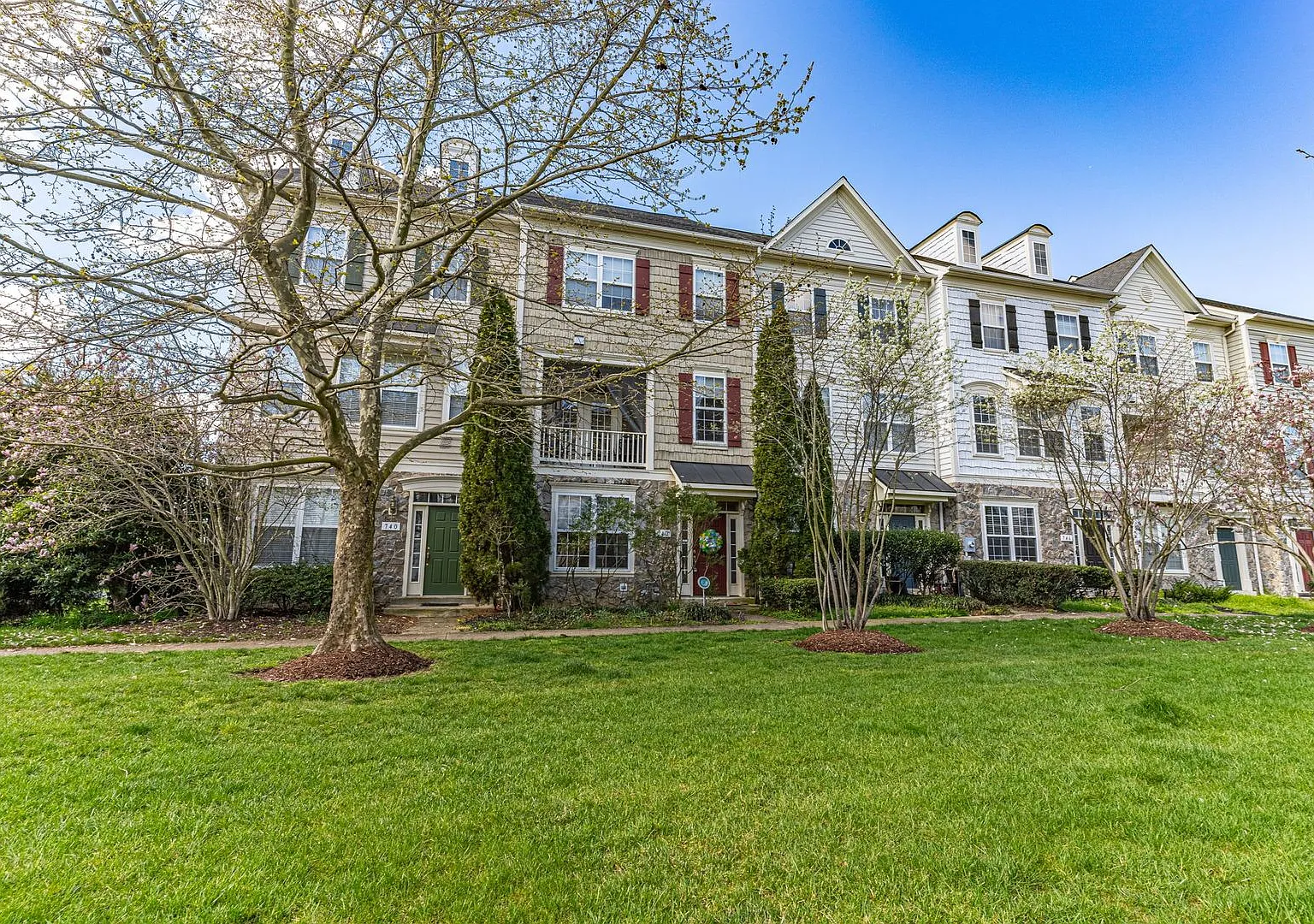 Belmont Bay Beauty! Three level two car garage luxury townhome! — Photo 2
