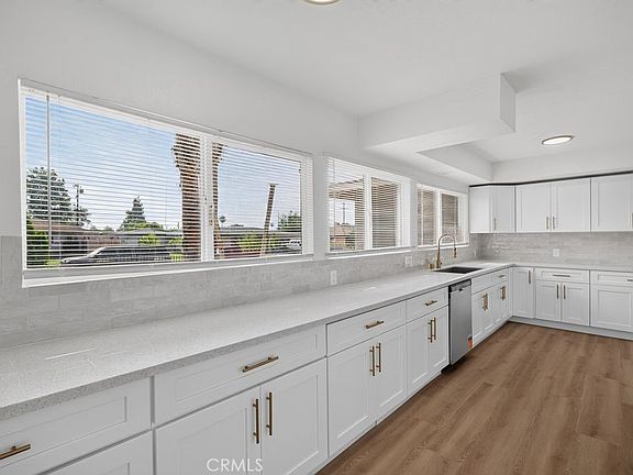 5th image of 932 N Encina Ave