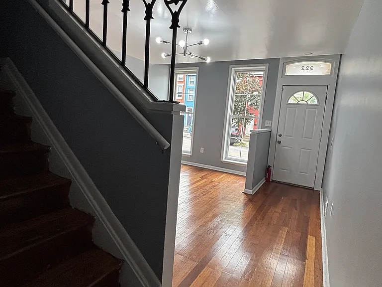 922 W Lombard St — Photo 3