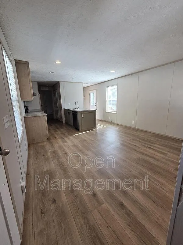 3 bed, 2.0 bath, 1056 sqft, $1,305 — Photo 3