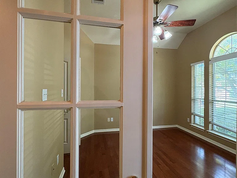 207 Kettleman Ln N — Photo 4