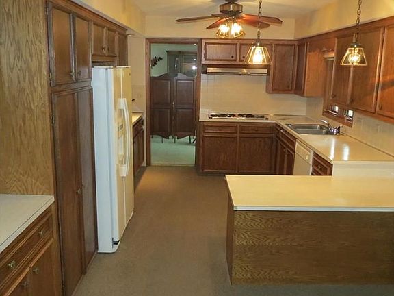 4th image of 180 Country Club Dr SE