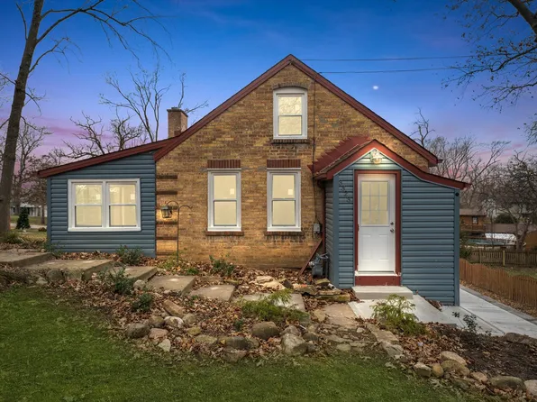 3323 Charles Ct, Island Lake, IL 60042