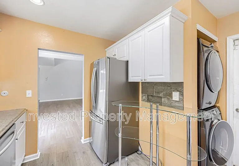 2501 S Victor St #E — Photo 5