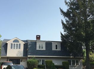 24 Barrel Ln, Hicksville, NY 11801