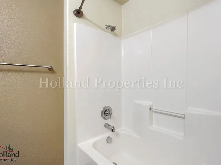 670 NE Roydon Ln — Photo 9