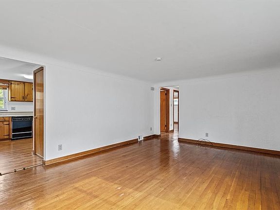 5th image of 90 N Thompson Ln