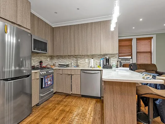 Sold by Thomas Lipovetsky, LREB | media 5