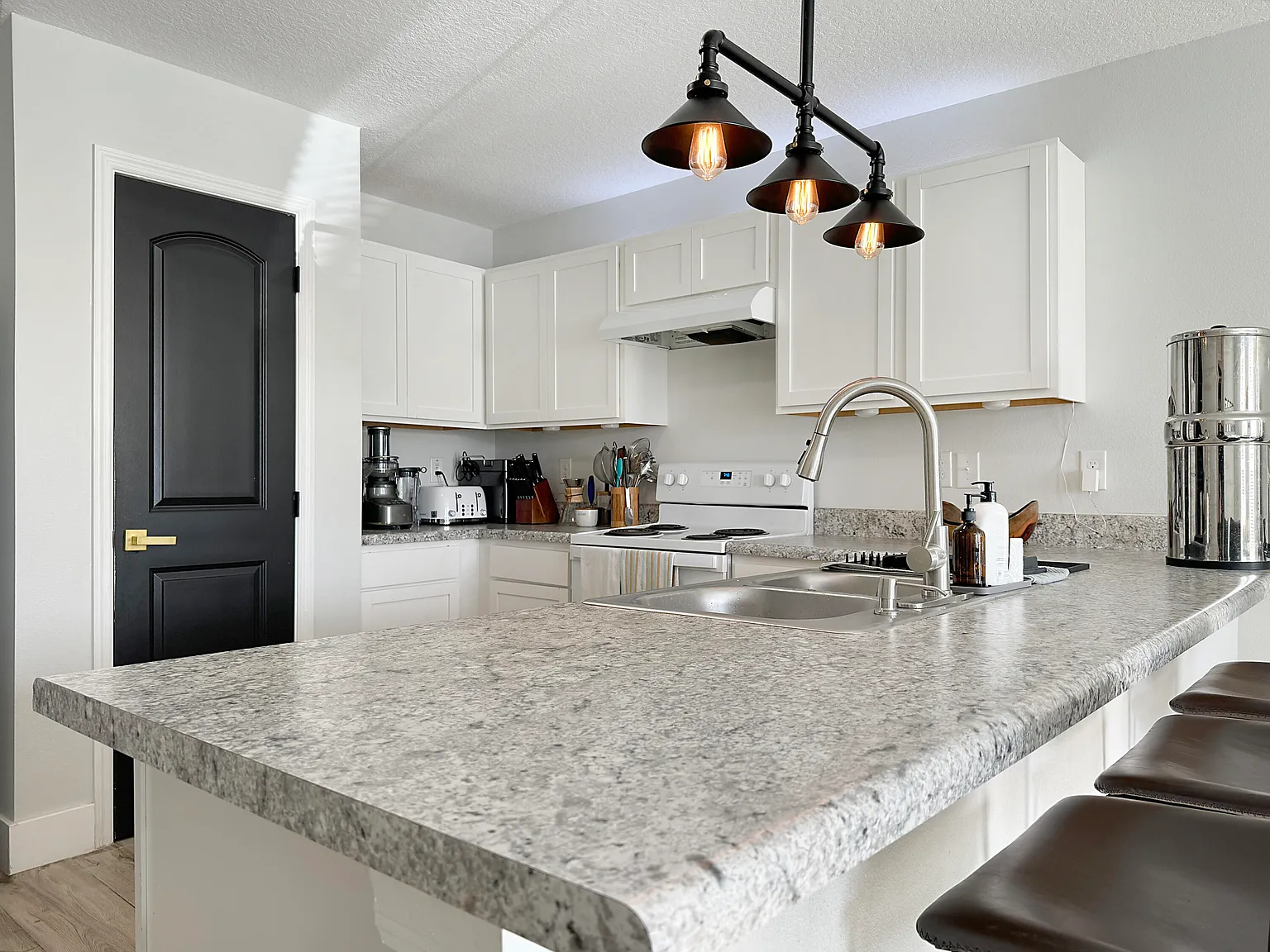 4 bed, 2.0 bath, 1418 sqft, $2,650 — Photo 2