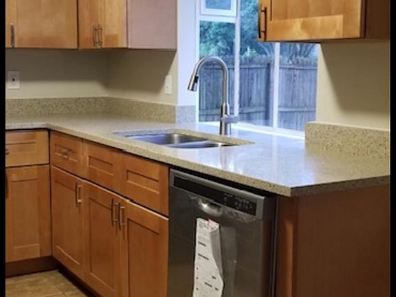 Upraded kitchen: stainlesss steel appliances