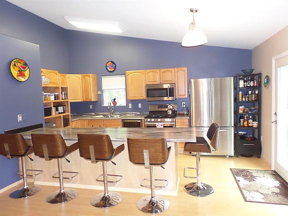 4th image of 985 Pickering Dr