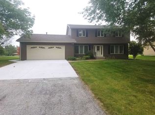 446 Oakwood Cir, Coal Valley, IL 61240