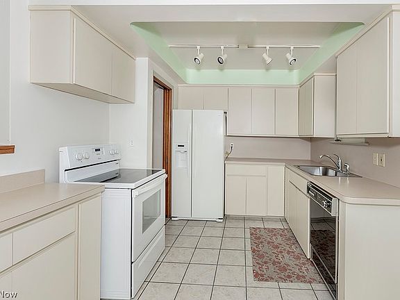 4th image of 361 E 280th St