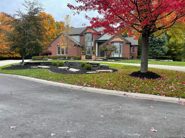 32564 Woodvale Ct, Farmington Hills, MI 48334
