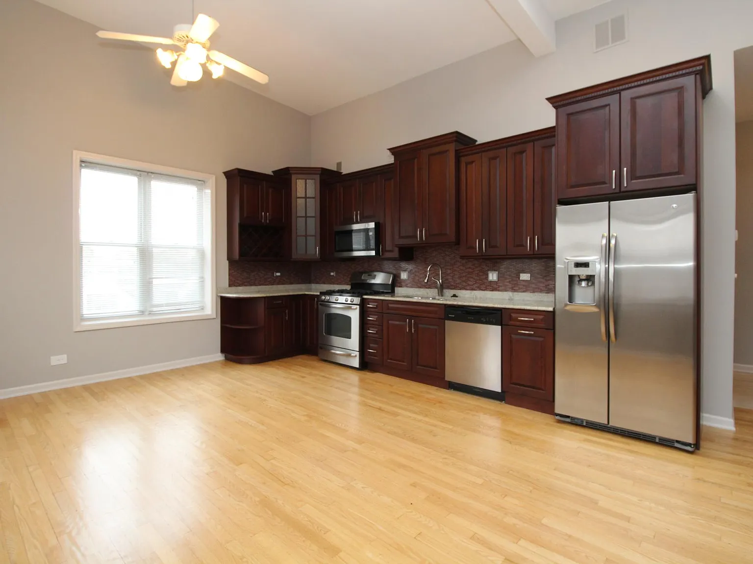 2 bed, 900 sqft, $3,500 — Photo 2