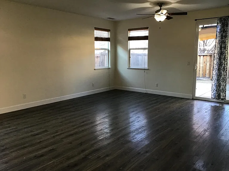 525 Luciana Dr — Photo 2
