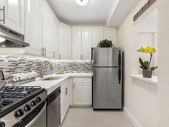 3rd image of 150 E 56th St APT 10B