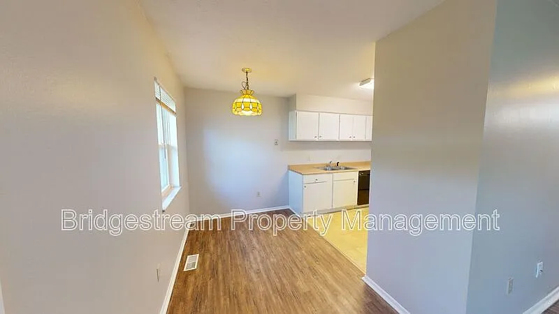 2 bed, 1.0 bath, 814 sqft, $995 — Photo 2
