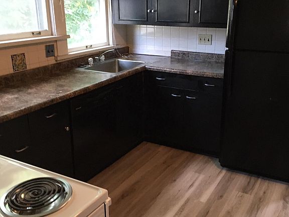4th image of 221 S Lucas St