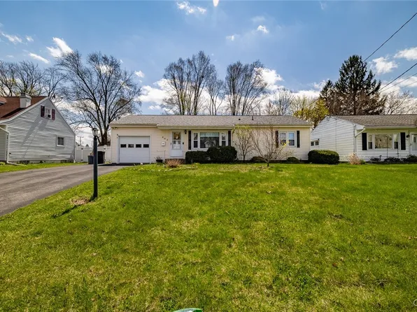 402 Fletcher Dr, North Syracuse, NY 13212