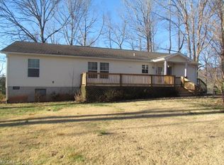 95 Ruff Ln, Mill Spring, NC 28756