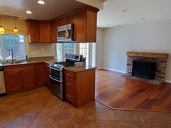 3rd image of 764 Almeria Dr