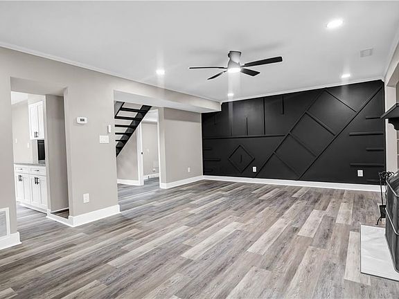 4th image of 8 Glouchester Cir