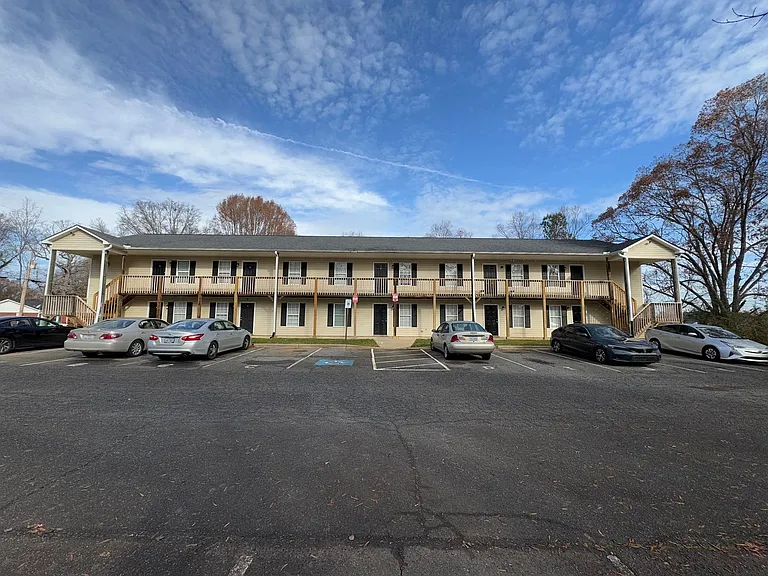 320 Hamilton Dr NE — Photo 1