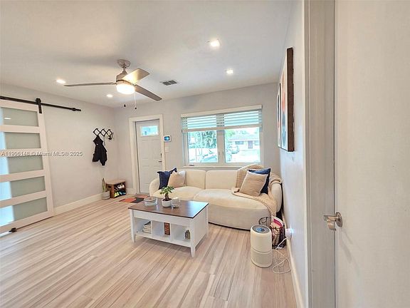 4th image of 250 NE 42nd St #250