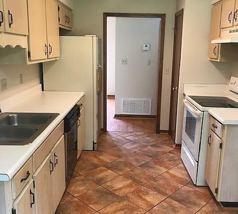 3rd image of 1604 Campbell Dr W