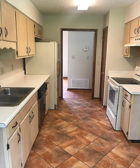1604 Campbell Dr W — Photo 3