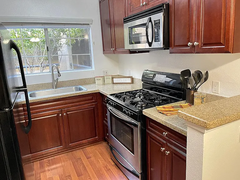 5540 Owensmouth Ave #204 — Photo 3