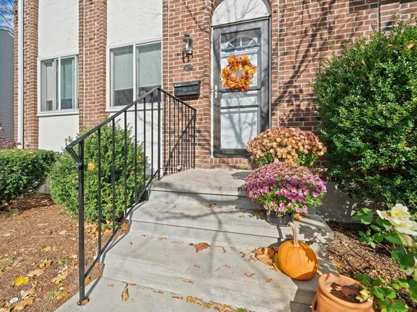 399 Pond St APT D1, Braintree, MA 02184