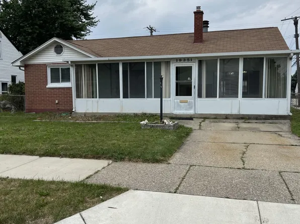19351 Eastland St, Roseville, MI 48066