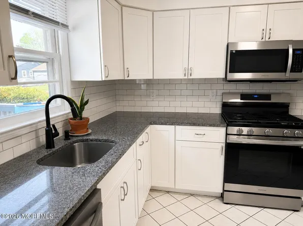 2 Brakenbury Drive, Toms River, NJ 08757