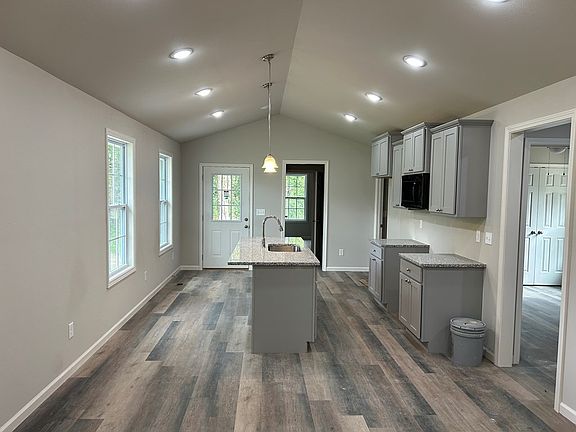 5th image of 204 Bills St