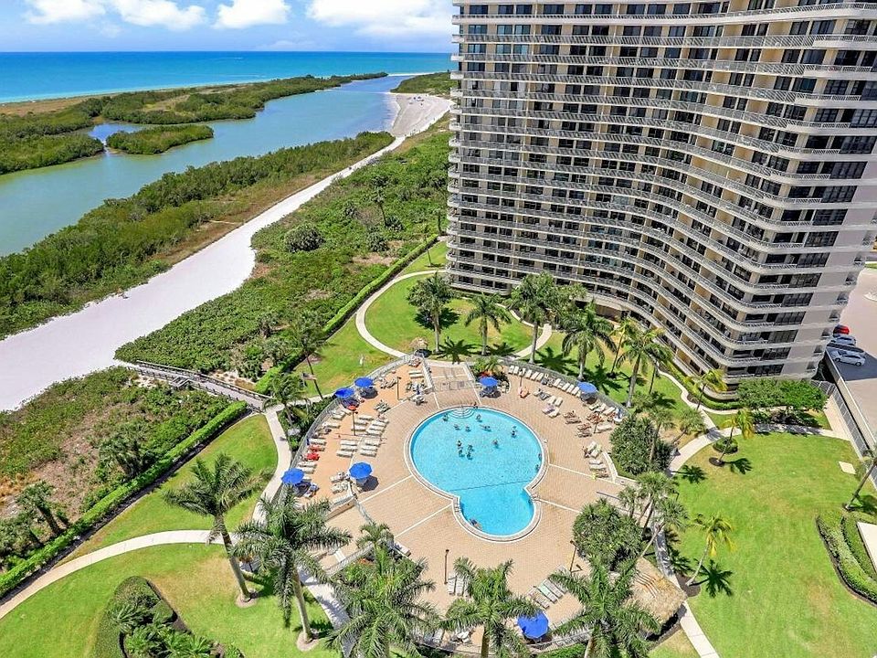 Resort Pool & Spa