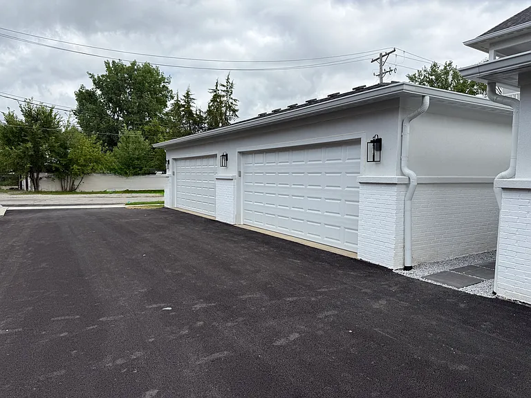 Large 2 car garages with EV Level 2 Charger Ready (220V/50 Amps)