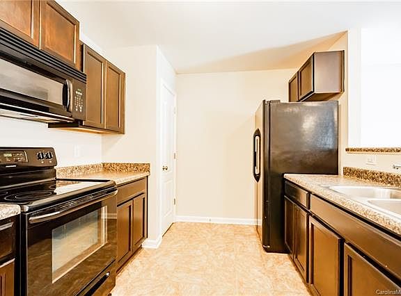 3rd image of 6123 Blue Ash Ln
