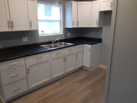4th image of 2947 N Lasalle St