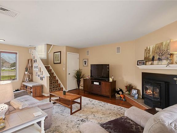 3rd image of 152 Fairways Cres