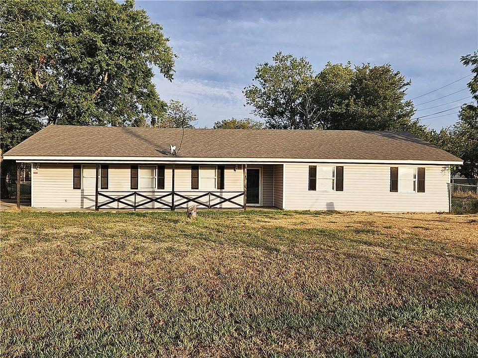 1st image of 805 McClintic Dr
