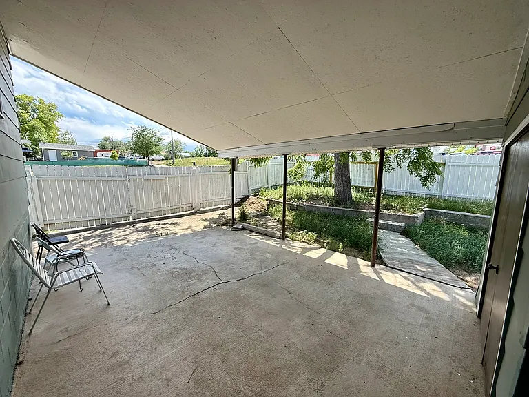 408 Anamosa St — Photo 19