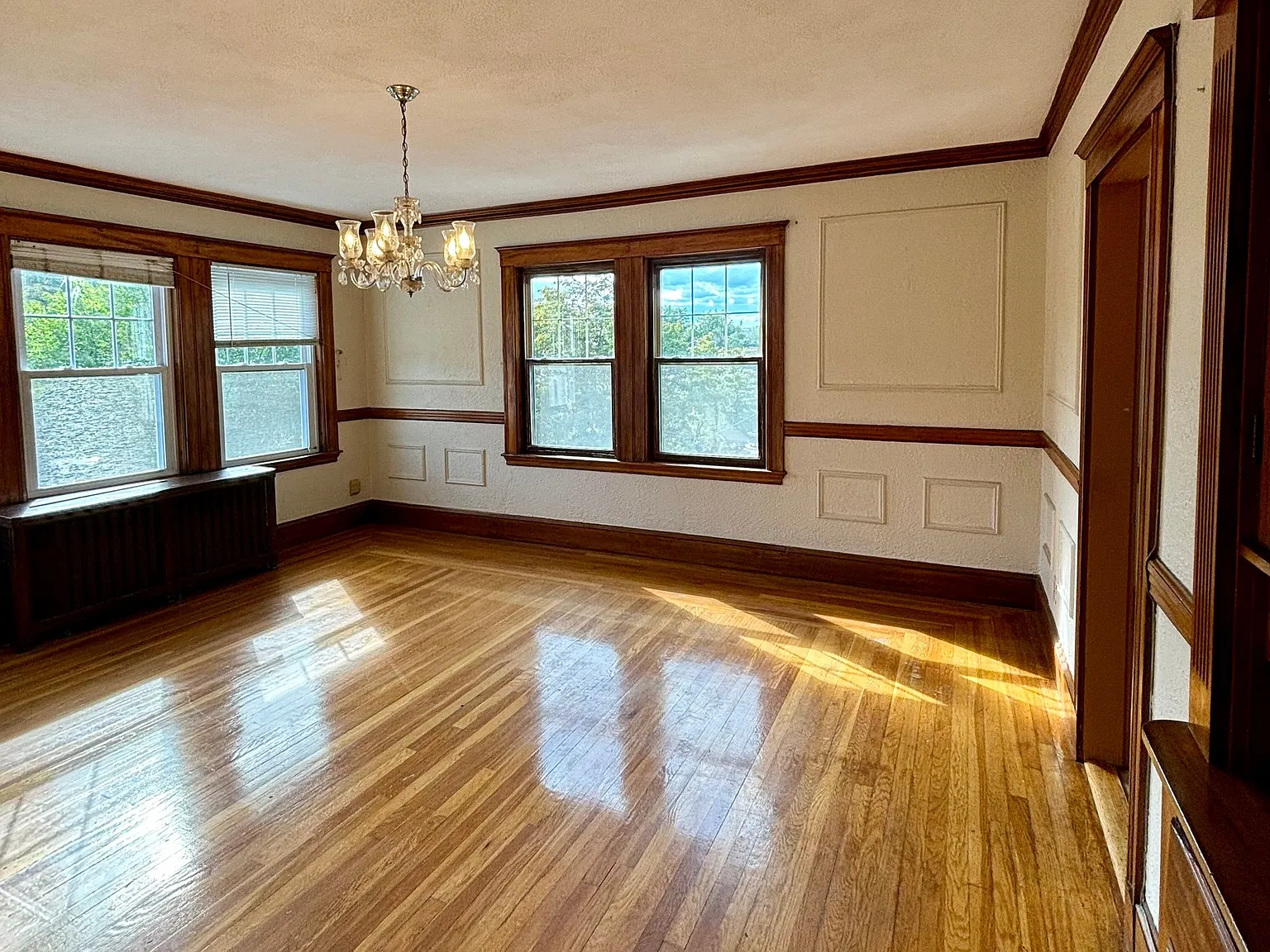 3 bed, 1.0 bath, 1400 sqft, $3,200 — Photo 2