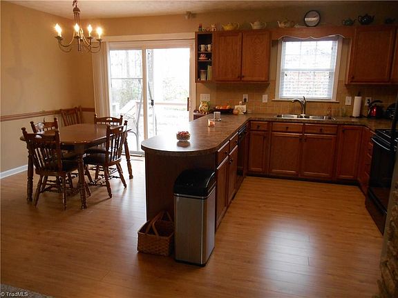 4th image of 195 Camelia Ct