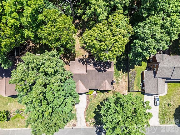 4th image of 2133 Highland View Ln