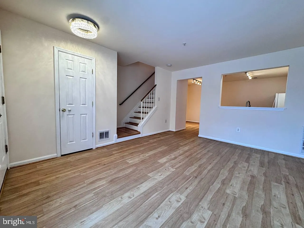 3 bed, 2.5 bath, 1377 sqft, $2,500 — Photo 2