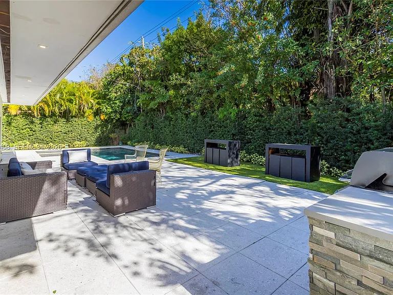 301 Shore Dr E — Photo 49