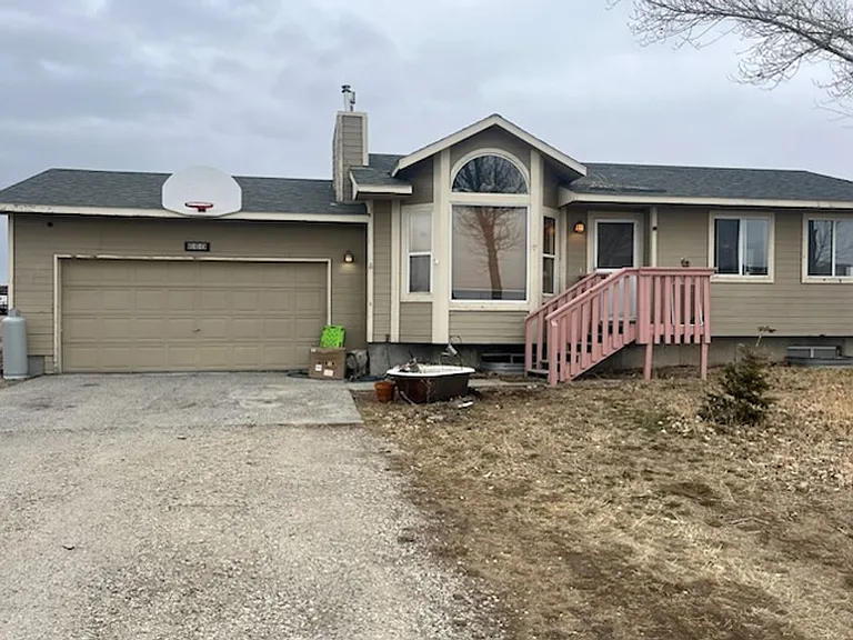 660 Thistle Dr — Photo 2